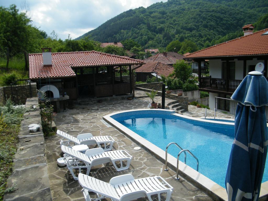 Family Hotel Chiflik Hills Exterior foto